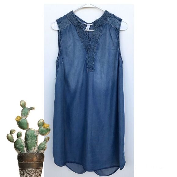Liz Lange for Target Maternity Light denim dress - Picture 1 of 4